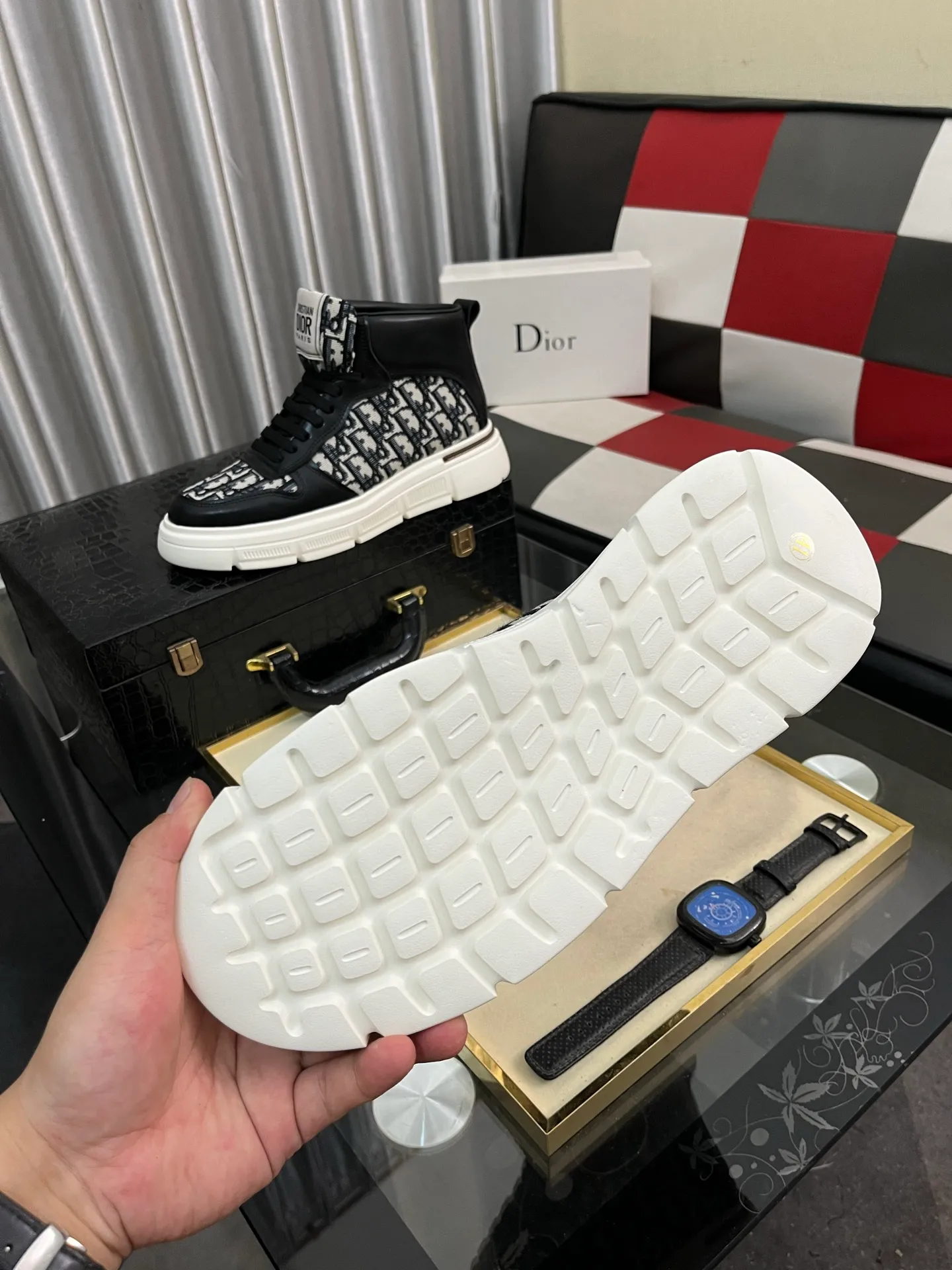 Men's shoes💰420⌚️⌚️[Dior] Dior's new men's genuine leather casual shoes, the highest version on the market, any comparison is welcome🆚! The original leather has excellent texture and is super high-end! Fetal sheep net lining imported from Italy, removable pad! Luxurious materials and fine workmanship, highly recommended! Code number: 38-442️⃣Colors available